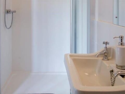 Twin Room, Ensuite | Bathroom