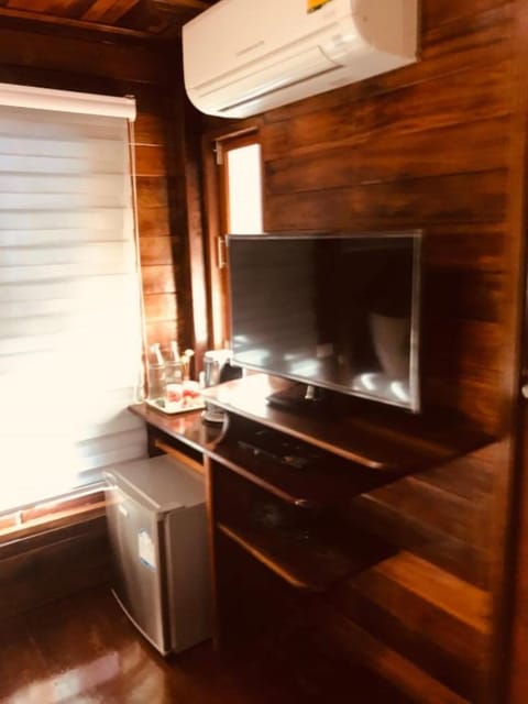 Deluxe Room, Balcony | Minibar, desk, free WiFi, bed sheets