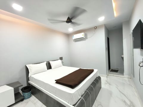 Deluxe Double Room, City View | Desk, free WiFi