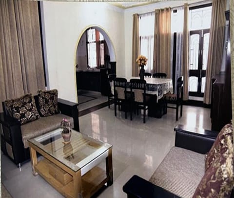 Super Deluxe Room | Living area