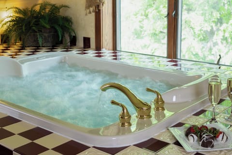 Webster Jacuzzi Room, 1 Queen Bed | Living area | 32-inch flat-screen TV with cable channels, TV, Netflix