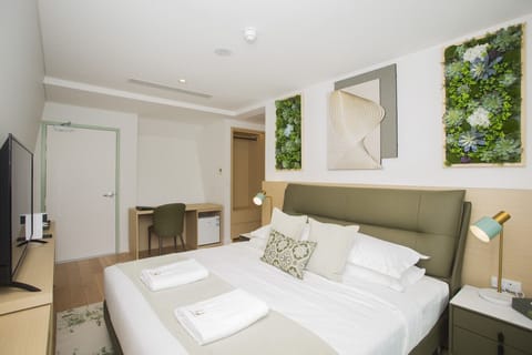 Spacious room layout with modern boutique furnishings.