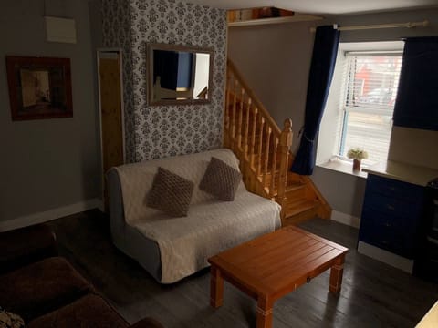 Apartment, 1 Bedroom, Smoking, Mountain View | Living room