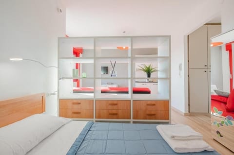 Deluxe Apartment | Desk, bed sheets