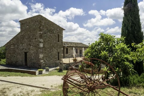 Sky, House, Home, Land Lot, Human Settlement, Rural Area, Cottage, Estate, Farmhouse, Village