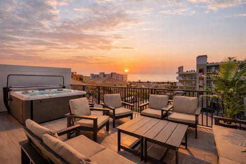 Your luxury Treasure Island retreat—just 1 block to the beach. Rooftop hot tub & lounge area.