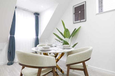 Comfort Apartment | Dining