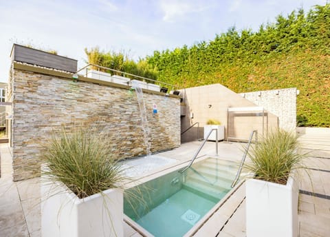 Cool off in the refreshing plunge pool between heat sessions.
