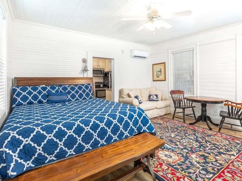 Welcome to Gull Cottage: Romantic Couple Retreat Steps From The Sand!