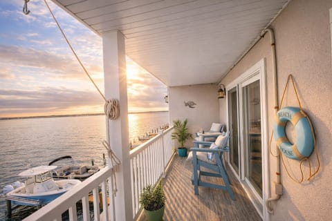 Watch the evening sunset from the balcony