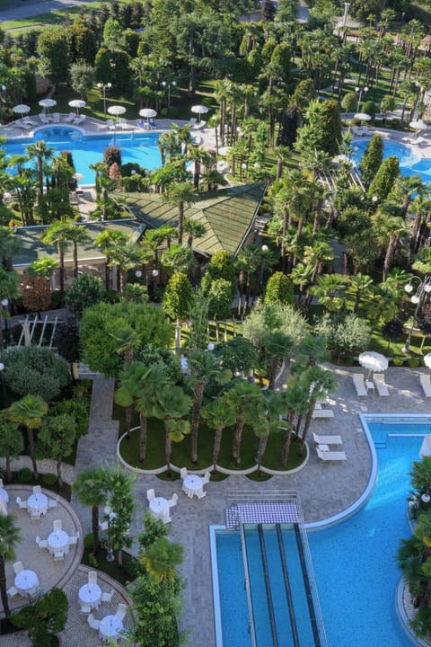 2 indoor pools, 3 outdoor pools, open 8:00 AM to 9:00 PM, pool umbrellas