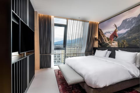 Premium Room | In-room safe, desk, free cribs/infant beds, bed sheets