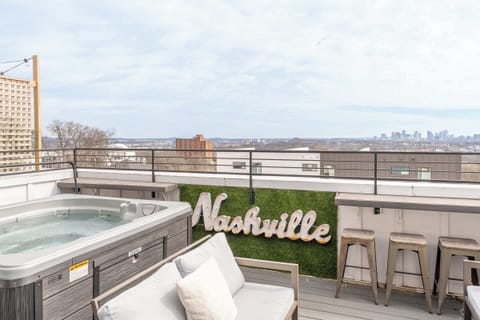Rooftop hot tub with stunning Nashville skyline views