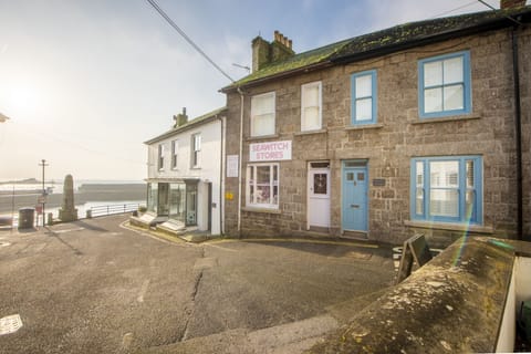 Exterior of property on Mousehole harbour - Myrtle Cottage
