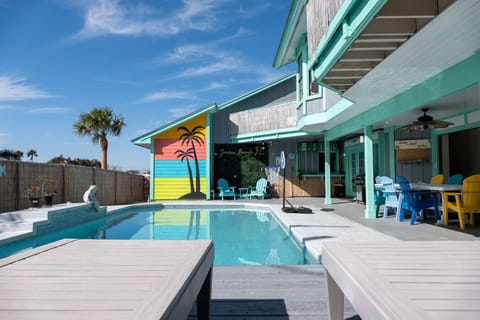 Pool with outdoor seating and outdoor shower - Fun for all!