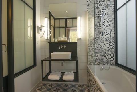 Privilege double room | Bathroom | Deep soaking tub, free toiletries, hair dryer, bathrobes