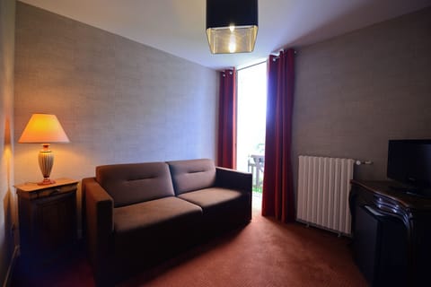 Family Room | Minibar, in-room safe, individually decorated, individually furnished