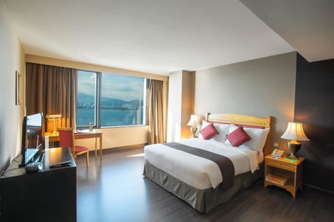 Executive Suite, 1 Double Bed | Premium bedding, minibar, in-room safe, desk