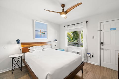 Queen Size Bed - Luxury Linens Included