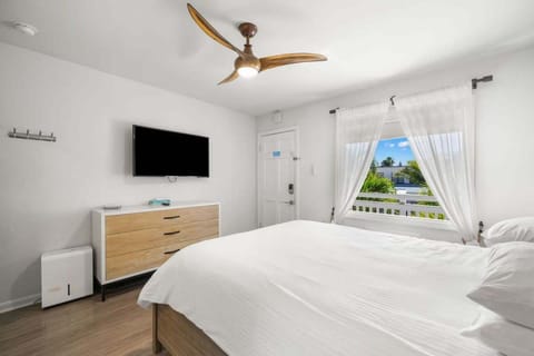 Queen Size Bed - Luxury Linens Included