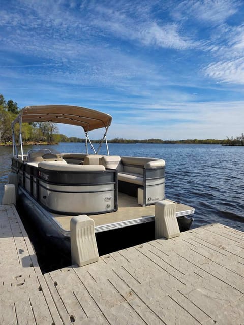 The pontoon boat fits 15 guests
