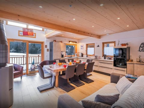 Dining/kitchen