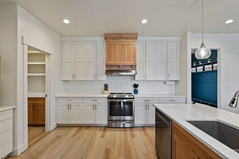 Full Kitchen (Main Floor)