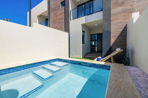 Unwind in your own private plunge pool, tucked inside a secluded courtyard—perfect for cooling off after the beach or relaxing under the Aruban sun. With cozy loungers and lush turf, it’s your personal little oasis.