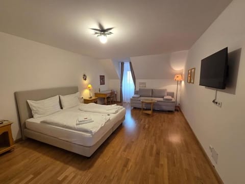 Quadruple Room | Premium bedding, desk, laptop workspace, free cribs/infant beds