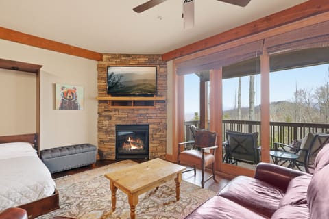 Stone fireplace, mountain views & balcony — your High Country retreat