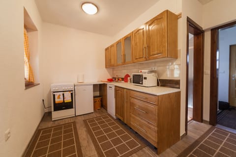 House, 2 Bedrooms, Balcony, Mountain View | Private kitchen | Fridge