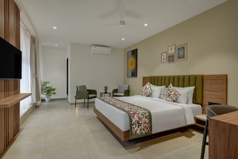 Executive Room, Balcony, City View | In-room safe, desk, laptop workspace, blackout drapes
