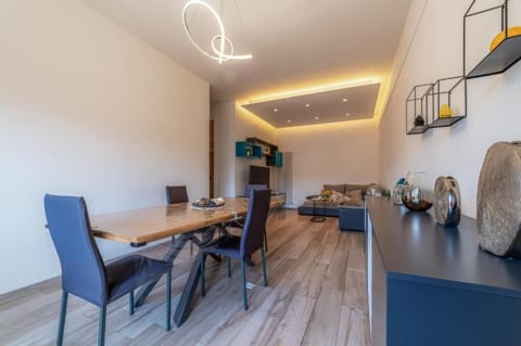 Deluxe Apartment, Balcony, Courtyard View | Dining