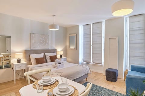 Suite avec lit queen size, canapé lit simple (1 personne), cuisine ouverte et espace repas