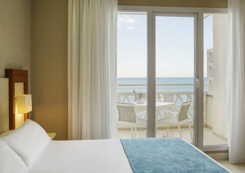 Superior Room, Sea View | In-room safe, desk, laptop workspace, soundproofing