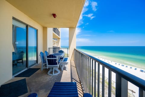 Condo, 2 Bedrooms | Property grounds