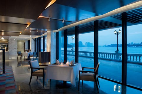 4 restaurants; breakfast, lunch, and dinner served