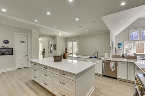 House (5 Bedrooms) | Interior