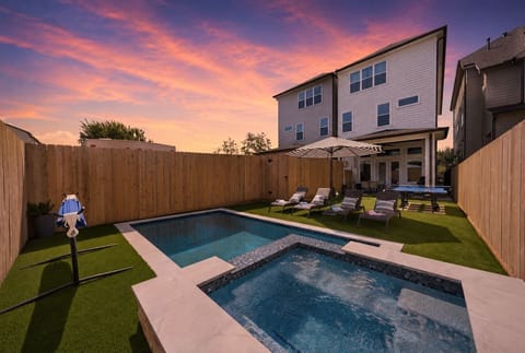 Step outside and slip into a backyard designed for slow mornings, sunny afternoons, and unforgettable evenings. Lounge poolside with a coffee, soak in the spa after dinner, challenge friends to ping pong, or simply unwind under the umbrella.