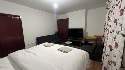4 bedrooms, iron/ironing board, WiFi (free), bed sheets