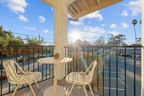 Shared balcony retreat just minutes from the Santa Cruz coast. 🌊