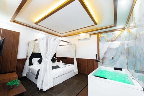 Luxury Double Room | In-room safe, desk, laptop workspace, soundproofing