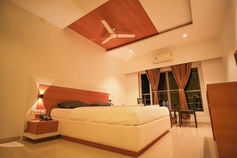 Deluxe Double Room, City View | Desk, laptop workspace, free WiFi