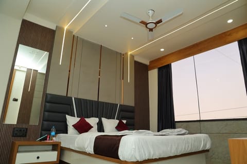Luxury Room | Rollaway beds, free WiFi, bed sheets
