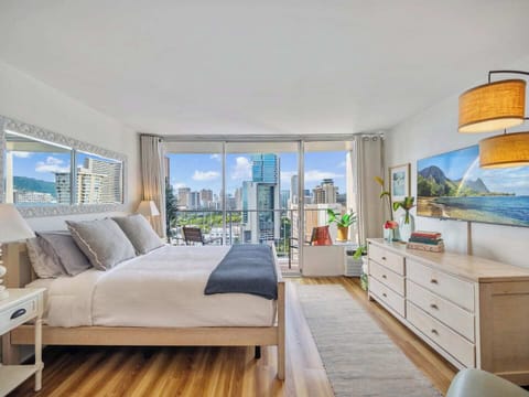 Spacious studio with queen bed and adjustable base.