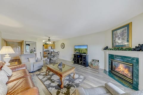 Spacious Living Room with Gas Fireplace, Sleeper Sofa and SMART TV with Cable & WIFI throughout vacation rental