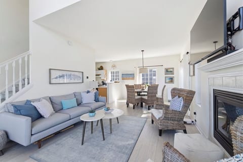 Open concept living, dining and kitchen area