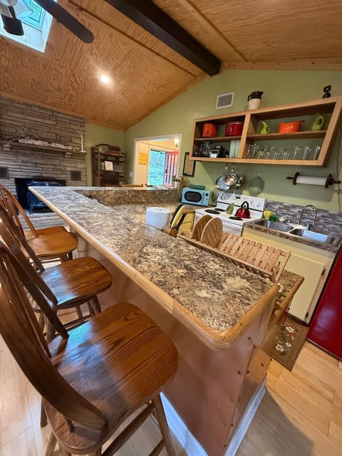 Clean and functional kitchen ideal for quick breakfasts or family dinners.