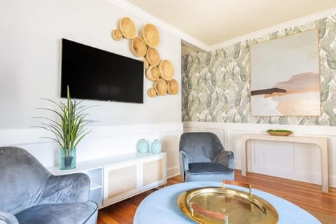 Welcome to your downtown Charleston rental. Located on iconic King Street you are able to walk just about anywhere! 