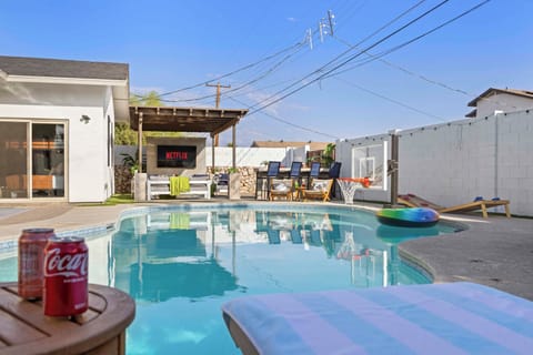 Spacious backyard pool with lounge area, games, and outdoor movie vibes 🎬
